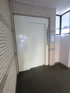 【その他共用部分】 | お買い物時やベビーカーの出し入れに便利なエレベーター付です。