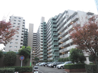 【外観】 | 総戸数296戸、昭和59年10月築のマンションです。
専有面積64.00平米、3LDK+Wのリフォームのお部屋となります。