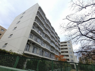 【外観】 | 総戸数90戸、昭和54年11月築のマンションです。
専有面積59.92平米、2LDK+Sのリフォーム済のお部屋となります。
