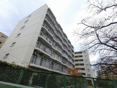 【外観】 | 藤和綱島コープ壱号棟 | 総戸数90戸、昭和54年11月築のマンションです。
専有面積59.92平米、2LDK+Sのリフォーム済のお部屋となります。