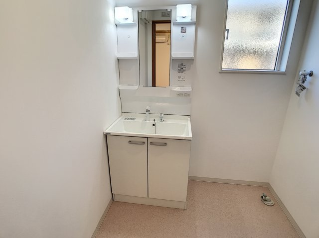 洗練された街並みに集うの洗面所|ゆったりとスペースのある洗面所