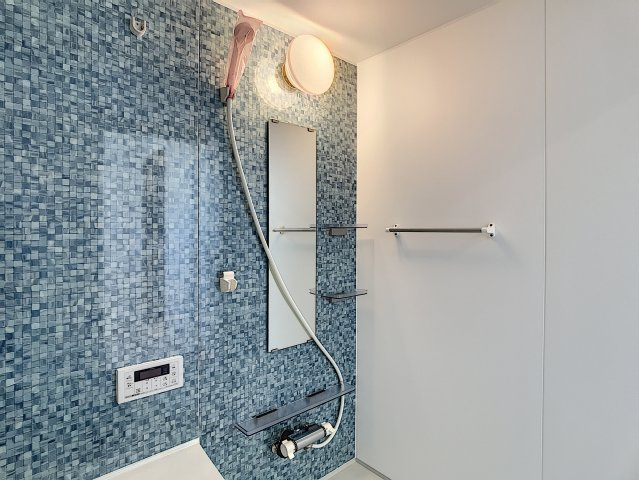 洗練された街並みに集うの浴室