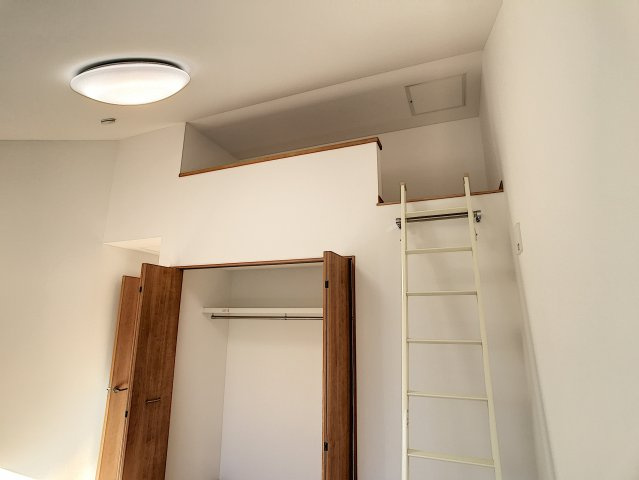 洗練された街並みに集うの洋室|ロフト