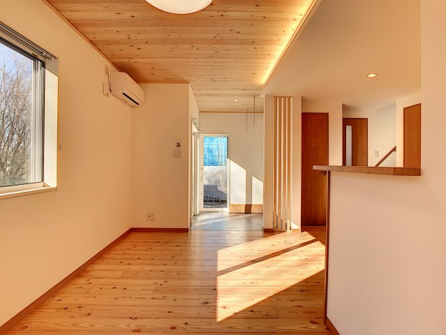 洗練された街並みに集うの居間・リビング