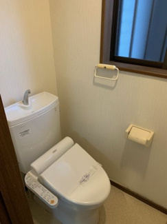 【トイレ】 | 西逸見町3丁目貸家 | 落ち着いた色調のトイレです