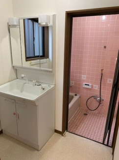 【洗面所】 | 西逸見町3丁目貸家 | 忙しい朝には欠かせない洗面所です