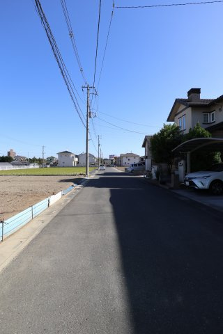 鴻巣市愛の町の売地の前面道路含む現地写真|2020年11月14日 AM10:30頃撮影。物件に接道の南側道路を西側から撮影。物件は左側になります。