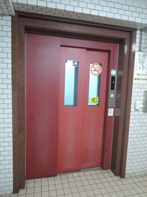 【その他共用部分】 | サンマリーナ新子安 | お買い物時やベビーカーの出し入れに便利なエレベーター付です。