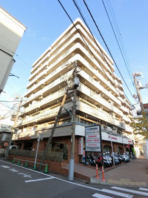 【外観】 | 東糀谷ダイヤモンドマンション | 総戸数41戸、昭和58年7月築のマンションです。
専有面積35.00平米、1LDKのお部屋となります。