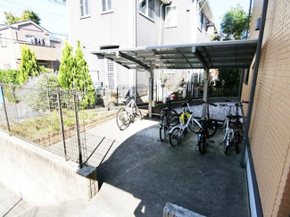 【その他共用部分】 | 屋根付きの駐輪場で雨が降っても大切な自転車が濡れなくてすみますね♪駅から自転車もおすすめです！