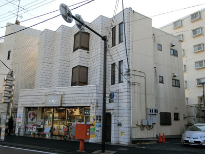 【外観】 | 金子ビル | 南武線「久地」駅より徒歩2分の3階建てマンションです♪駅近で通勤通学はもちろん、お買い物やお出かけにもGood☆