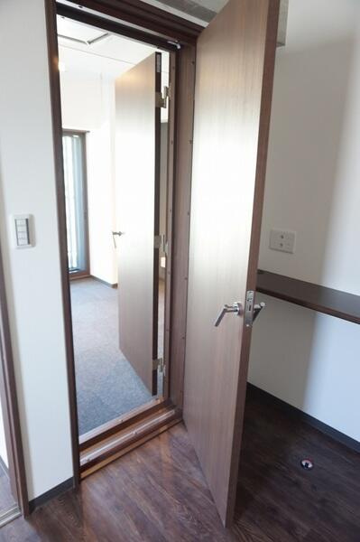 「防音マンション」Bee　Flatsの内装|防音室の入り口は二重扉で仕切られています。