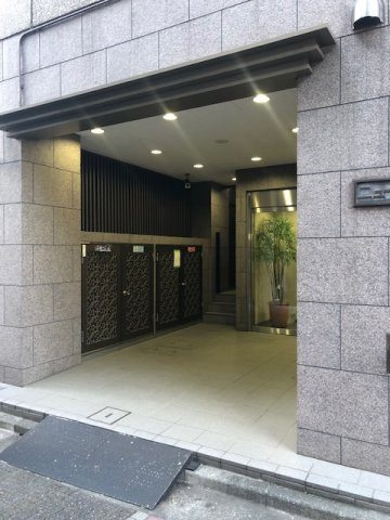 ニューハイツ青山のエントランス