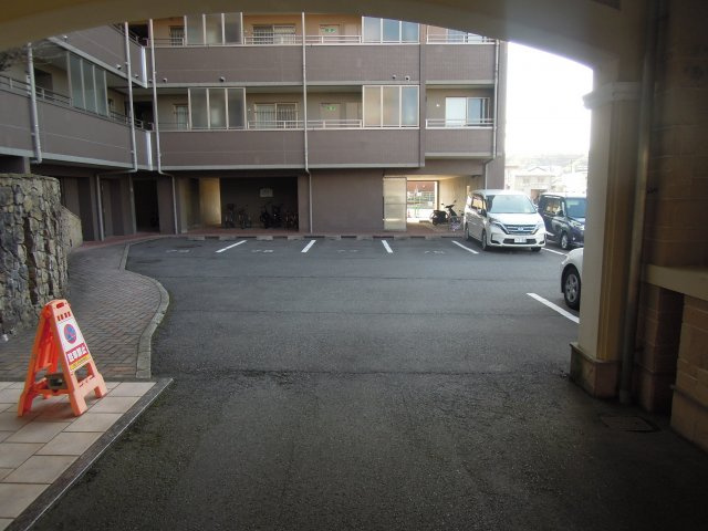 ロアール春日南の駐車場