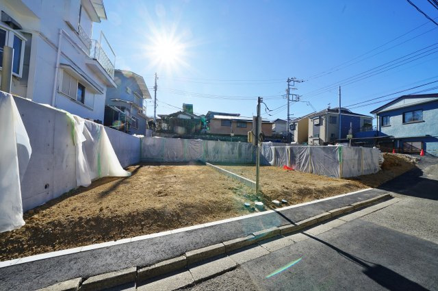戸部駅11分、桜木町駅徒歩圏！屋上付の真っ白なモルタル仕上げのお洒落な制震デザイナーズ♪横浜市西区西戸部町３丁目　全５棟新築戸建ての外観