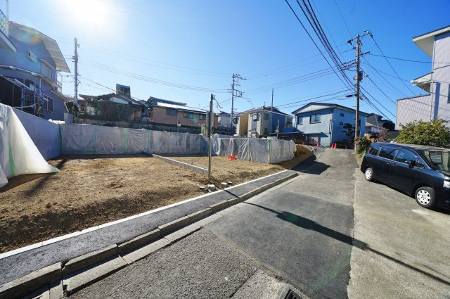 戸部駅11分、桜木町駅徒歩圏！屋上付の真っ白なモルタル仕上げのお洒落な制震デザイナーズ♪横浜市西区西戸部町３丁目　全５棟新築戸建ての前面道路含む現地写真