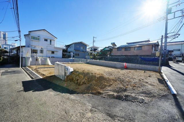 戸部駅11分、桜木町駅徒歩圏！屋上付の真っ白なモルタル仕上げのお洒落な制震デザイナーズ♪横浜市西区西戸部町３丁目　全５棟新築戸建ての外観