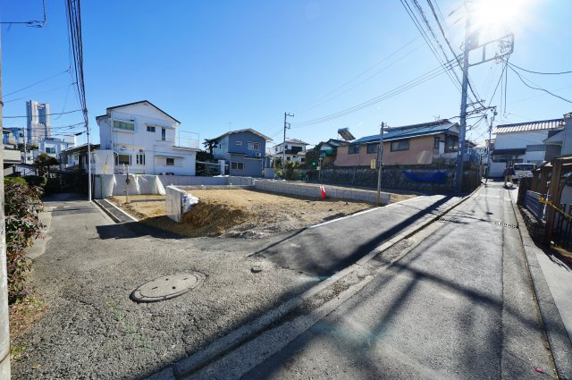 戸部駅11分、桜木町駅徒歩圏！屋上付の真っ白なモルタル仕上げのお洒落な制震デザイナーズ♪横浜市西区西戸部町３丁目　全５棟新築戸建ての前面道路含む現地写真