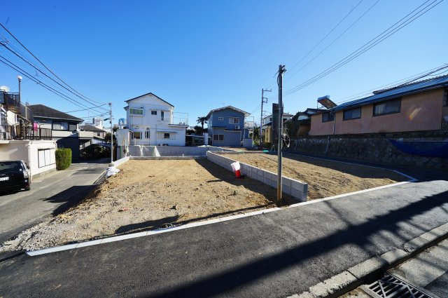 戸部駅11分、桜木町駅徒歩圏！屋上付の真っ白なモルタル仕上げのお洒落な制震デザイナーズ♪横浜市西区西戸部町３丁目　全５棟新築戸建ての外観