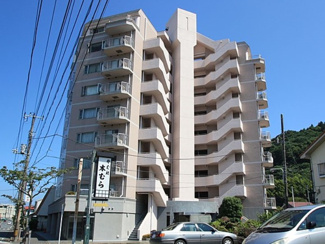 【外観】 | ピンク色の個性的な外観のマンションです。