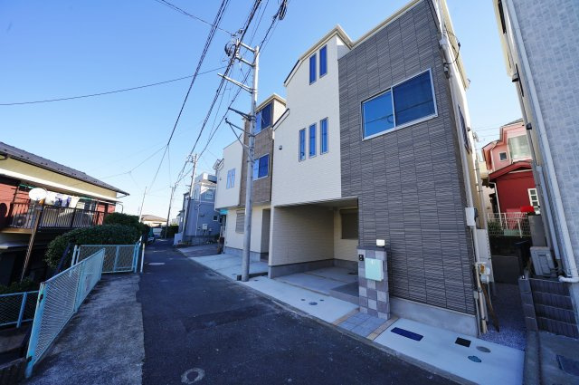 【横浜市西区東久保町２新築戸建て２号棟】★仲介手数料無料★（富士見台小学校・岩井原中学校）の前面道路含む現地写真