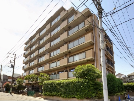 エンゼルブレッサ鶴見汐入（鶴見区汐入町3丁目）の外観|物件の外観です　エンゼルブレッサ鶴見汐入　2LDK　南向き陽当り良好　専用庭に専用駐車場付き　JR鶴見線「弁天橋」駅徒歩7分　平成12年2月築　オートロック　トランクルーム　