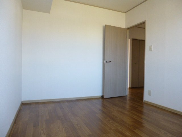 ドミール新田の洋室