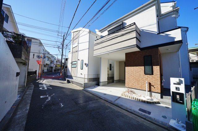 【横浜市西区西戸部町３丁目２６５番５新築戸建て２号棟】★仲介手数料無料★（西前小学校・西中学校）の前面道路含む現地写真