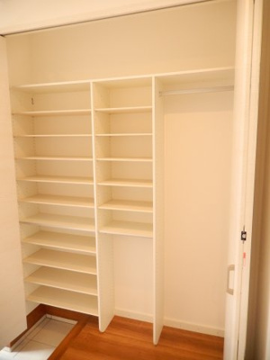 【収納】 | ラ・ファミーユ四日市城東Ⅱ | 可動式のシューズクローゼット