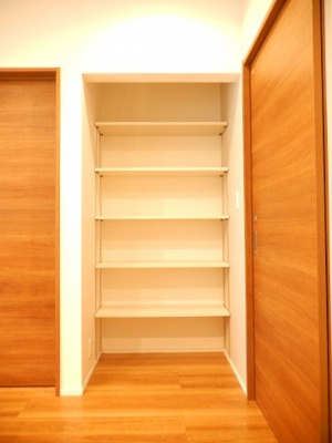 【収納】 | ラ・ファミーユ四日市城東Ⅱ | パントリーの下はルンバの基地にも♪