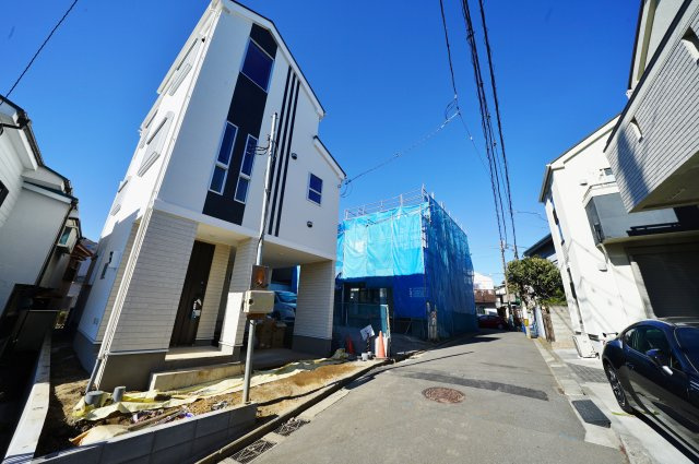 【横浜市西区東久保町３８－１新築戸建て１号棟】★仲介手数料無料★（稲荷台小学校・岩井原中学校）の前面道路含む現地写真