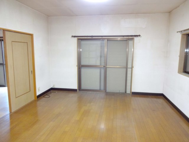 【居間・リビング】 | 鯰田戸建て | ゆったり過ごせる居間です