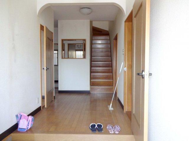【玄関】 | 鯰田戸建て | 明るい玄関です