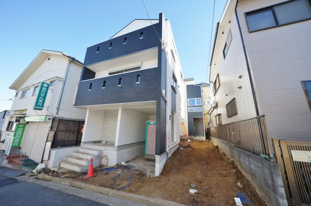 【横浜市西区元久保町8-7新築戸建て２号棟】★仲介手数料無料★（富士見台小学校・岩井原中学校）の外観