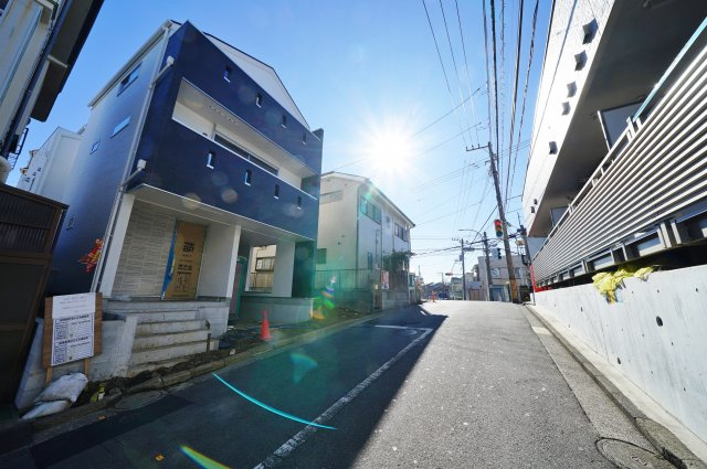 【横浜市西区元久保町8-7新築戸建て２号棟】★仲介手数料無料★（富士見台小学校・岩井原中学校）の前面道路含む現地写真
