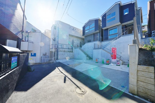 【横浜市西区東久保町37-4新築戸建て２号棟】（富士見台小学校・岩井原中学校）の前面道路含む現地写真