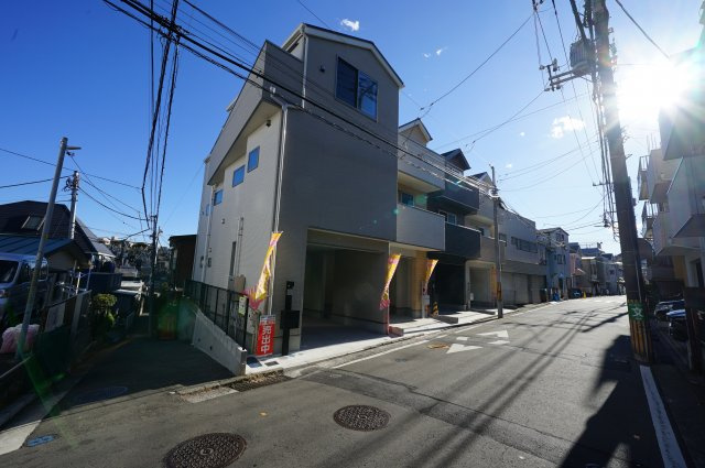 【横浜市西区東久保町8新築戸建て３号棟】★仲介手数料無料★（稲荷台小学校・岩井原中学校）の前面道路含む現地写真