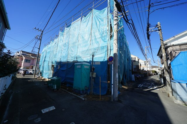 南太田駅徒歩１２分の閑静な住宅街。南道路につき陽当り良好♪横浜市西区境之谷　全４棟新築戸建ての前面道路含む現地写真