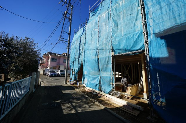 南太田駅徒歩１２分の閑静な住宅街。南道路につき陽当り良好♪横浜市西区境之谷　全４棟新築戸建ての前面道路含む現地写真