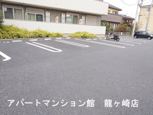 ウィステリア・リブⅠの駐車場