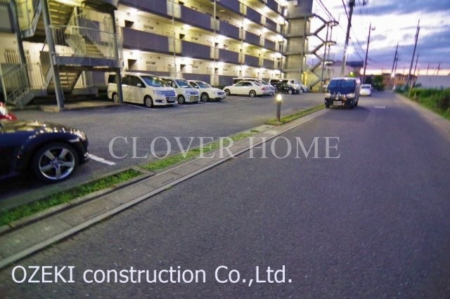 グランシャリオ千間台の駐車場