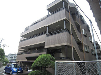【外観】 | 小田急多摩線「黒川」駅より徒歩3分☆京王相模原線「若葉台」駅も徒歩9分！2駅・2沿線利用可能で通勤通学・お買物にも便利な立地です☆