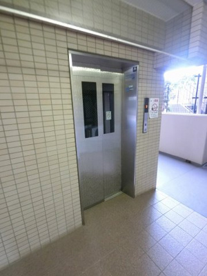 【その他共用部分】 | クリオ綱島十番館 | お買い物時やベビーカーの出し入れに便利なエレベーター付です。