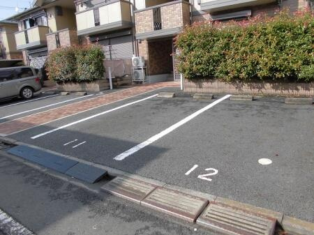 ファミール B棟の駐車場