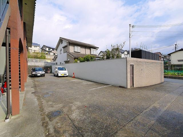 三輪マンションの駐車場