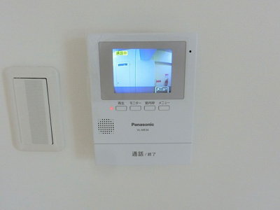 【展望】 | 南千里ガーデンズ | 【現地写真】誰が来てもわかる様にモニター付きインターホンを設置。快適と安らぎを合わせた優しい設計♪