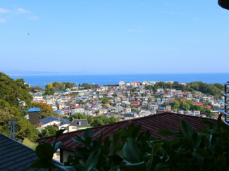 【展望】 | バルコニーからは真鶴の町並みと、快晴時には三浦半島を望みます。