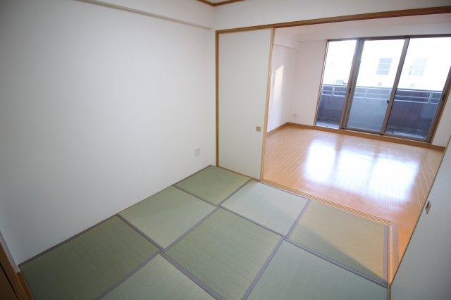 【寝室】 | クラウンハイム西田辺 | 和室4.5帖
