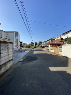 【前面道路含む現地写真】 | 守谷市松前台新築　2号棟 | 6ｍ道路で車庫入れラクチン！