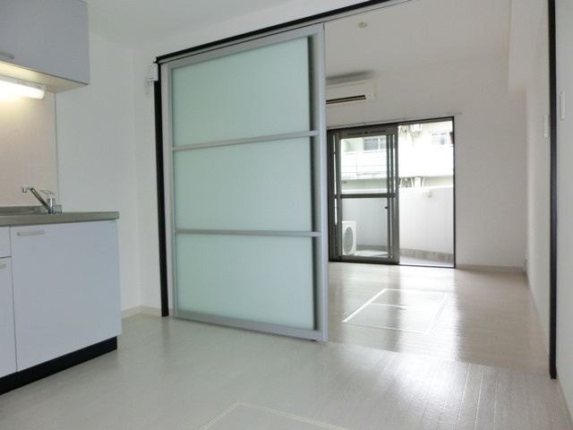 大阪市淀川区十三東３丁目の賃貸マンションの居間・リビング